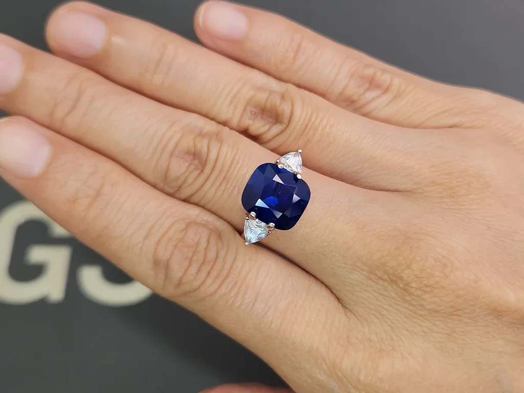 Unheated Royal Blue sapphire in cushion cut 5.26 carats, Madagascar  Image №5