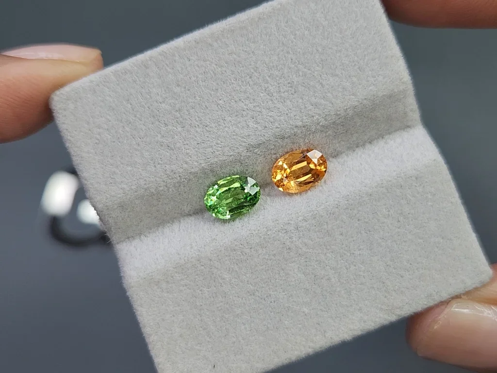 Contrasting pair of spessartine garnet and tsavorite oval cut 2.10 carats, Africa, Tanzania Image №4