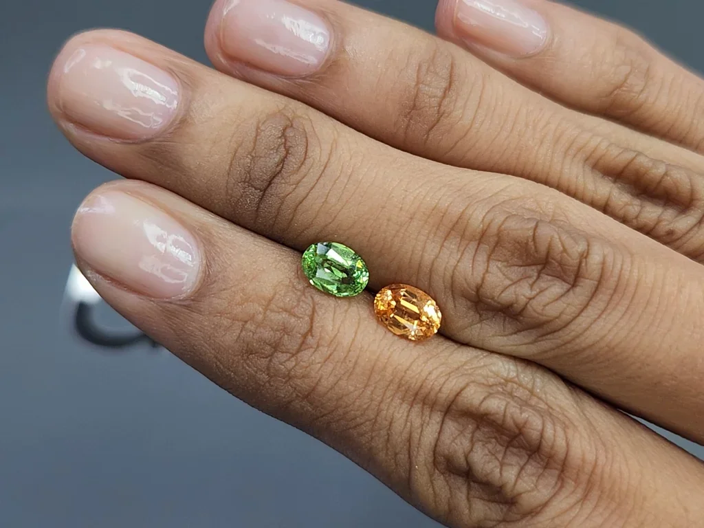 Contrasting pair of spessartine garnet and tsavorite oval cut 2.10 carats, Africa, Tanzania Image №2