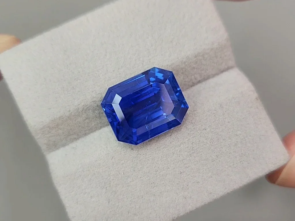 Unheated Intense Cornflower Blue sapphire in octagon cut 12.43 carats, Kashmir SSEF / Gubelin / GRS Image №4