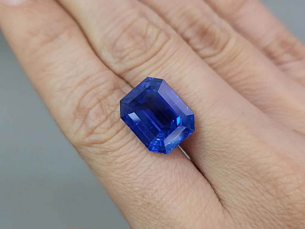Unheated Intense Cornflower Blue sapphire in octagon cut 12.43 carats, Kashmir SSEF / Gubelin / GRS Image №2