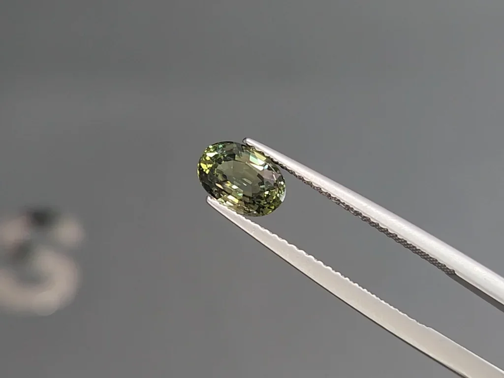 Green sapphire oval cut 1,55 carats, Sri Lanka Image №3