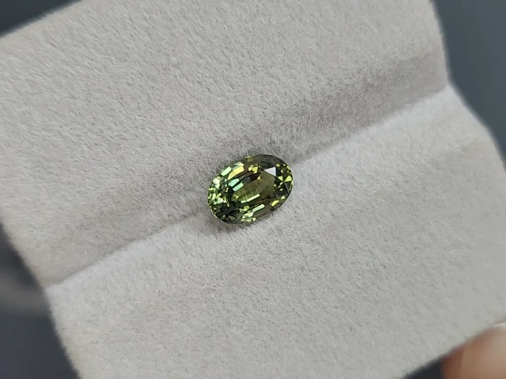 Green sapphire oval cut 1,55 carats, Sri Lanka Image №4