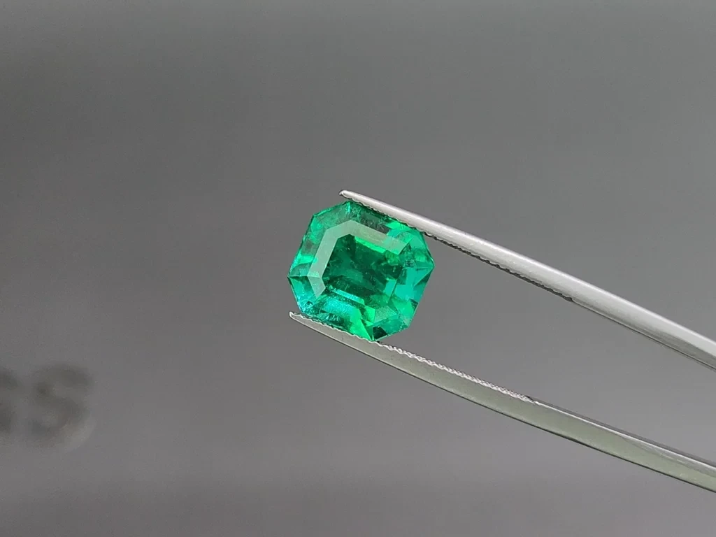 Vivid Green Emerald with rare Mariposa effect in octagon cut 5.16 Carats, Colombia Image №3