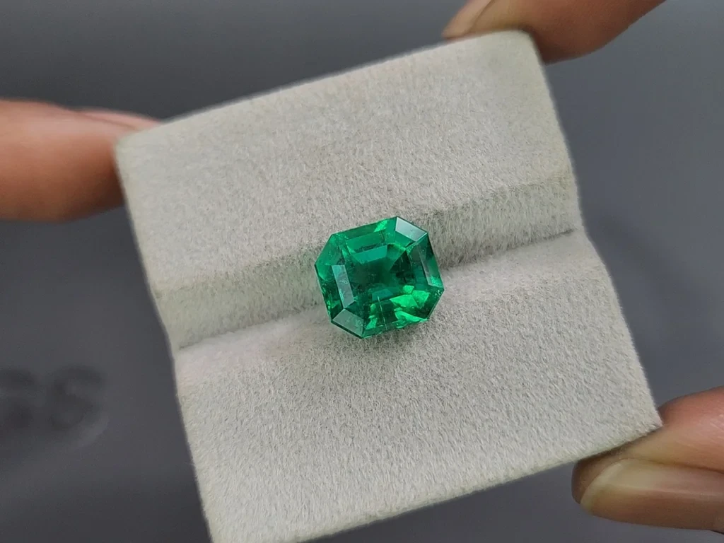 Vivid Green Emerald with rare Mariposa effect in octagon cut 5.16 Carats, Colombia Image №4