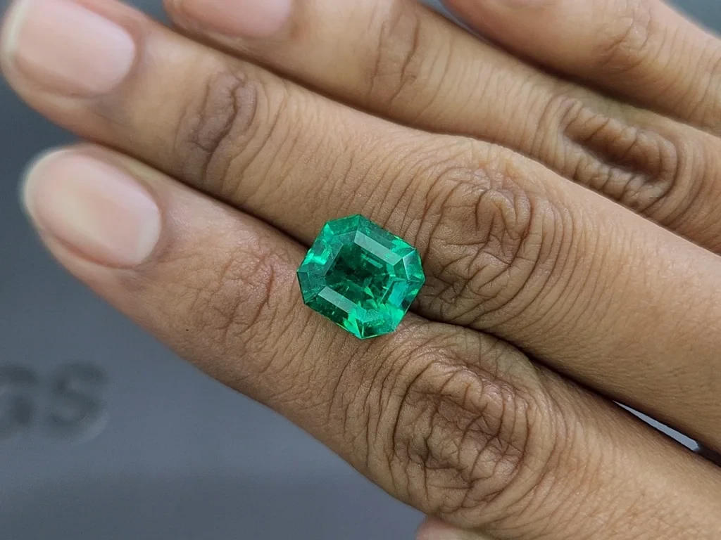 Vivid Green Emerald with rare Mariposa effect in octagon cut 5.16 Carats, Colombia Image №2