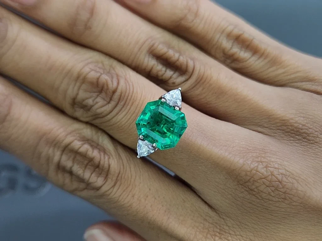 Vivid Green Emerald with rare Mariposa effect in octagon cut 5.16 Carats, Colombia Image №5