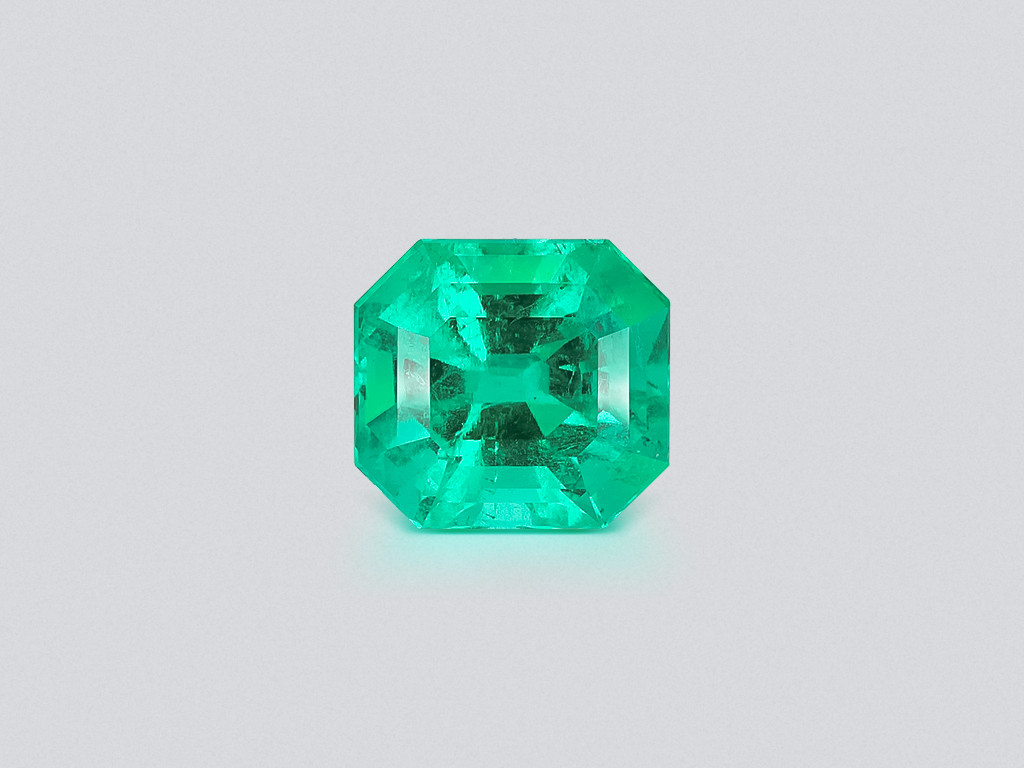 Vivid Green Emerald with rare Mariposa effect in octagon cut 5.16 Carats, Colombia Image №1