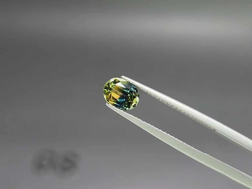 Unheated sapphire Bi-color oval cut 1.27 carats, Madagascar Image №3