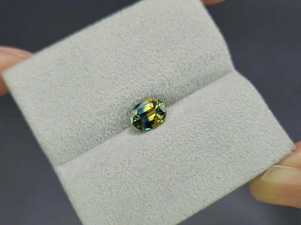 Unheated sapphire Bi-color oval cut 1.27 carats, Madagascar Image №4