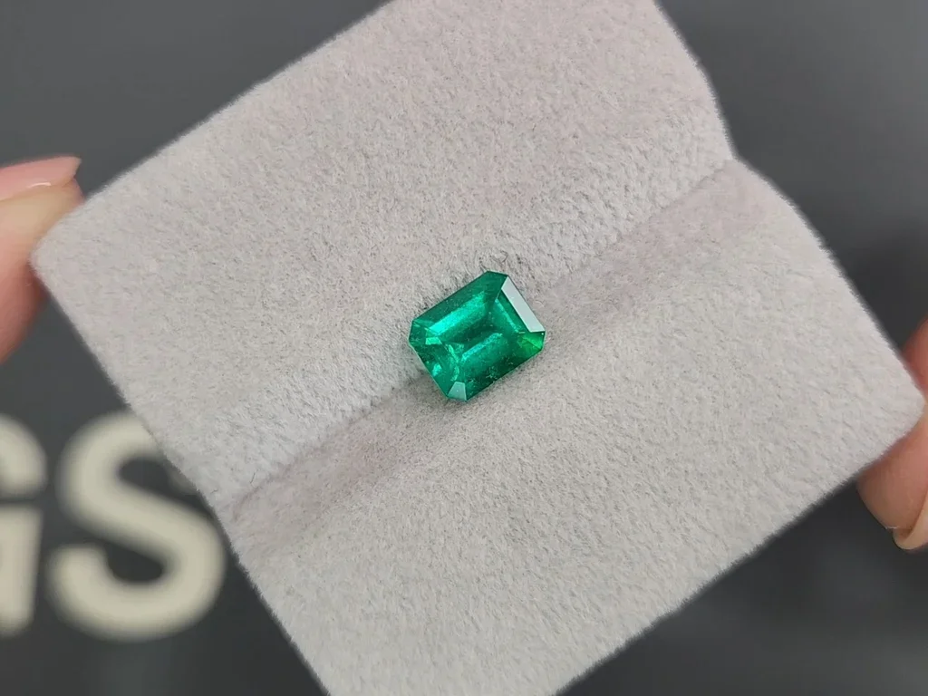 Vivid Muzo Green Emerald 1.23 ct, Colombia Image №4