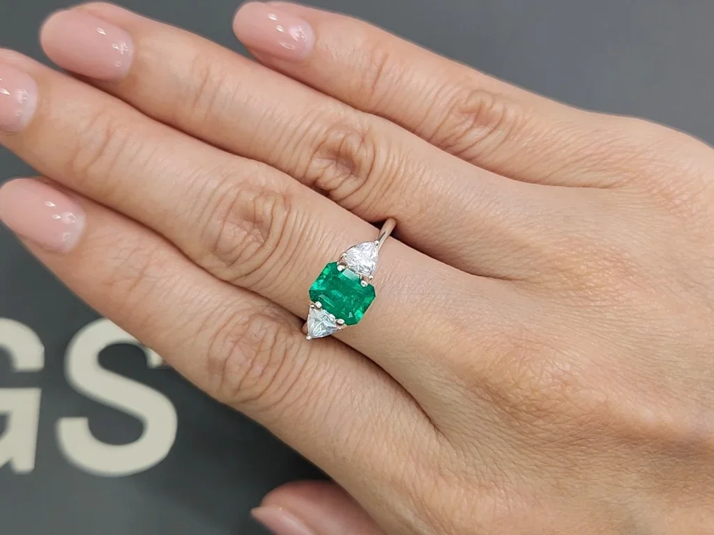 Vivid Muzo Green Emerald 1.23 ct, Colombia Image №5