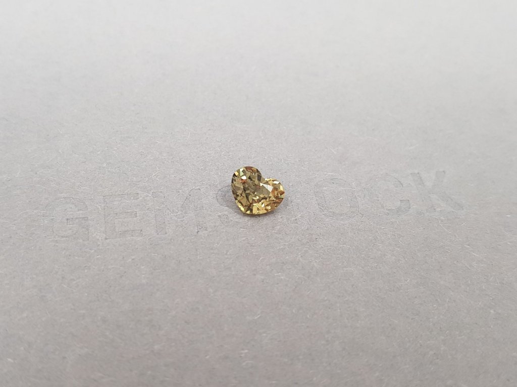 Yellowish green unheated sapphire in heart cut 1.02 ct, Madagascar  Image №3