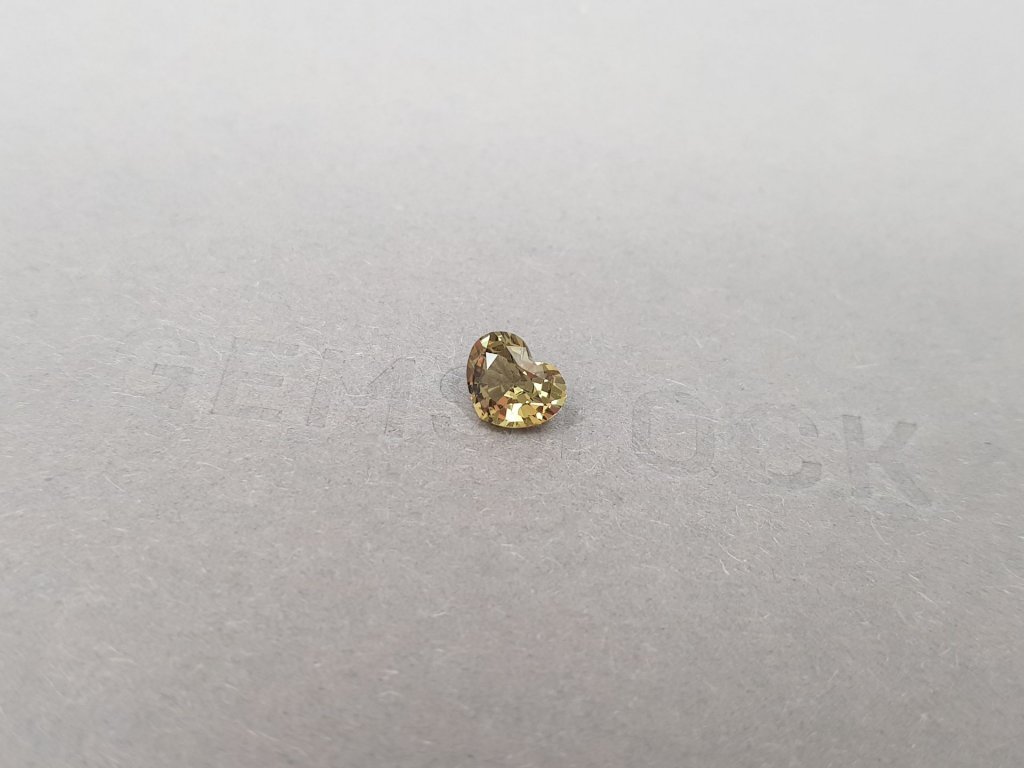 Yellowish green unheated sapphire in heart cut 1.02 ct, Madagascar  Image №4