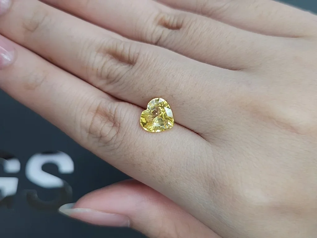 Yellow sapphire in heart shape 3.03 carats, Sri Lanka Image №2