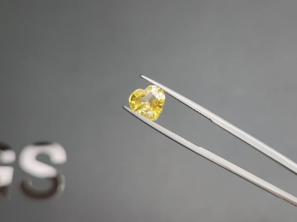 Yellow sapphire in heart shape 3.03 carats, Sri Lanka Image №3