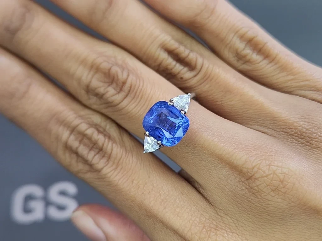 Unheated Cornflower Blue sapphire in cushion cut 7.05 carats, Sri Lanka Image №5