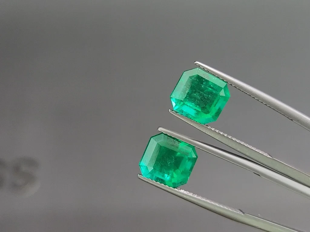 Pair of Muzo Vivid Green emeralds in octagon cut 7.08 carats, Colombia  Image №3