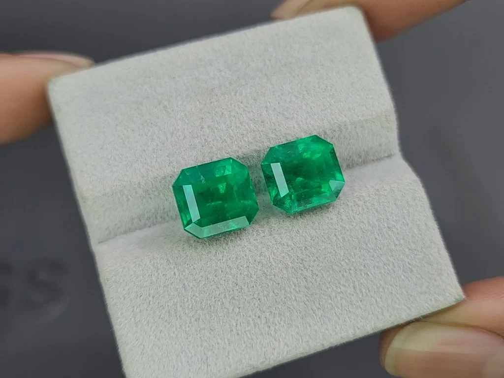 Pair of Muzo Vivid Green emeralds in octagon cut 7.08 carats, Colombia  Image №4