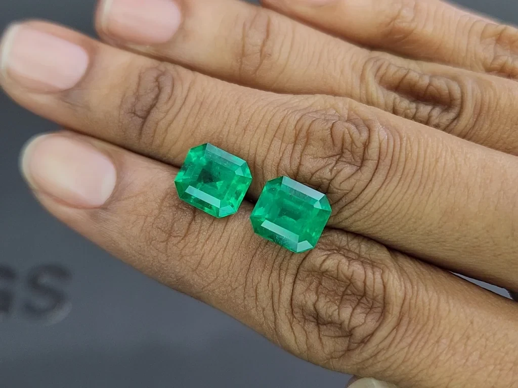 Pair of Muzo Vivid Green emeralds in octagon cut 7.08 carats, Colombia  Image №2