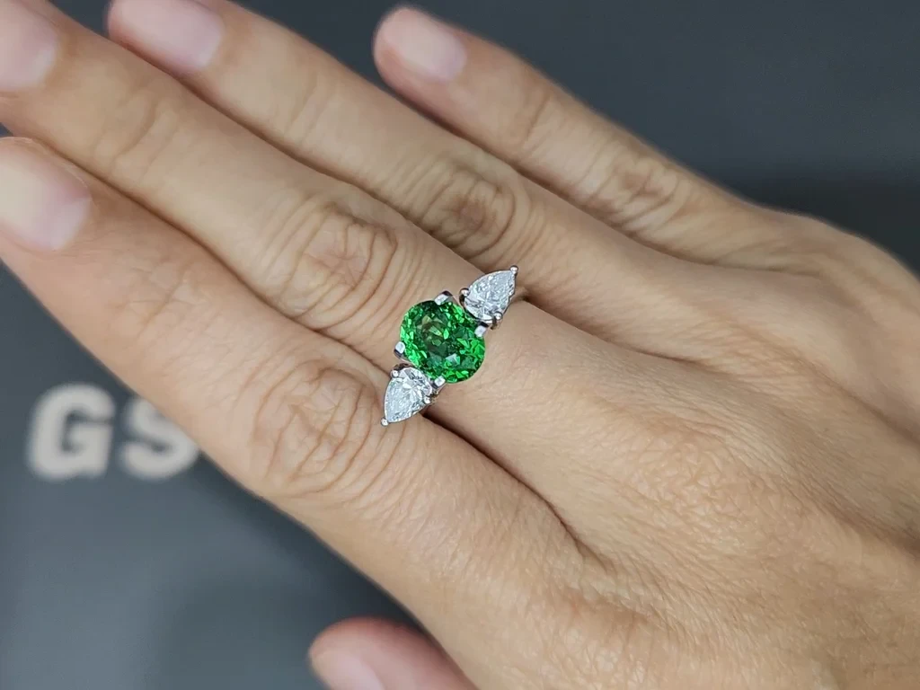Garnet tsavorite oval cut 2.55 carats,  Africa Image №5