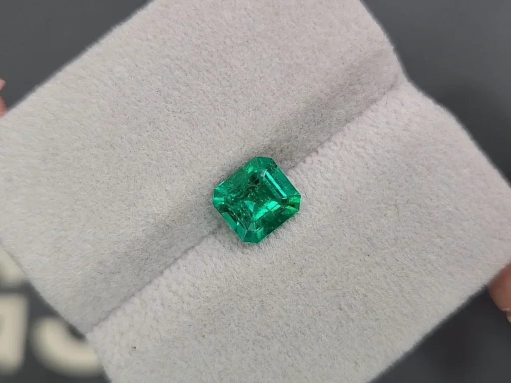 Colombian Muzo Green emerald octagon shape 1.36 ct Image №4