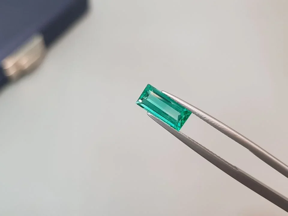 Vibrant green emerald from Colombia in baguette cut 1.54 ct Image №2