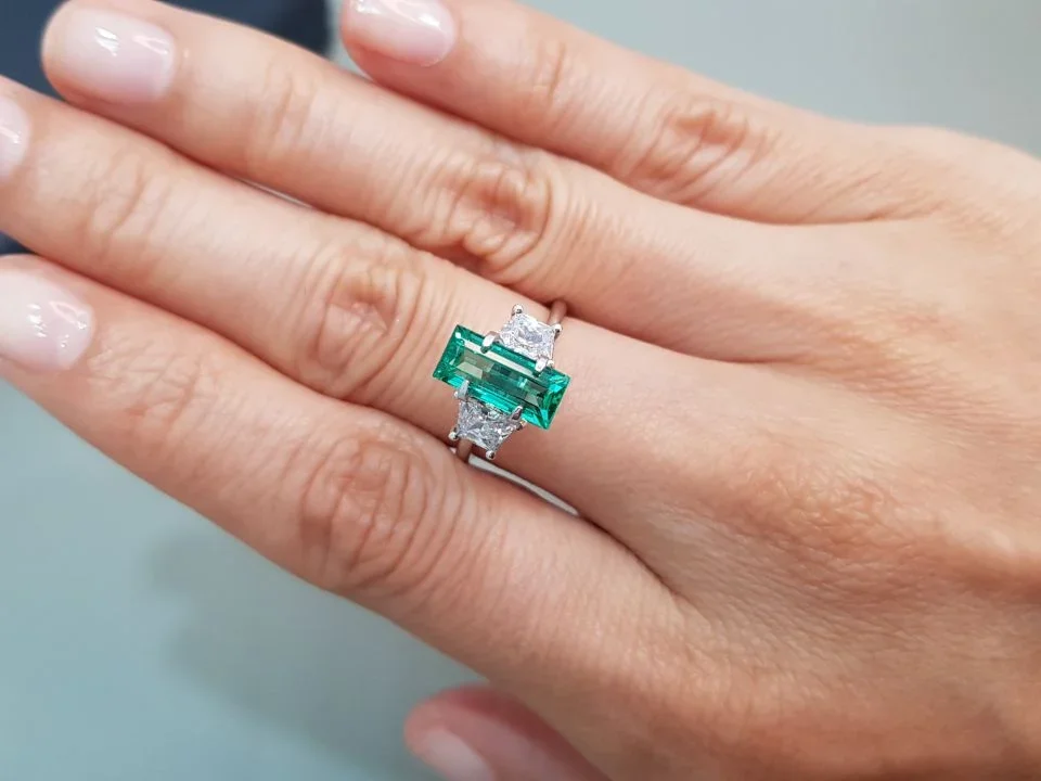 Vibrant green emerald from Colombia in baguette cut 1.54 ct Image №3