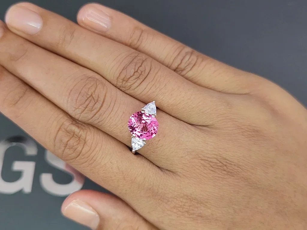 Unique Mansin vivid pink spinel 3.24 carat in oval cut, Burma Image №5