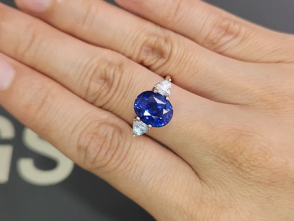 Unheated sapphire Royal Blue oval cut 6.67 carats, Sri Lanka Image №5