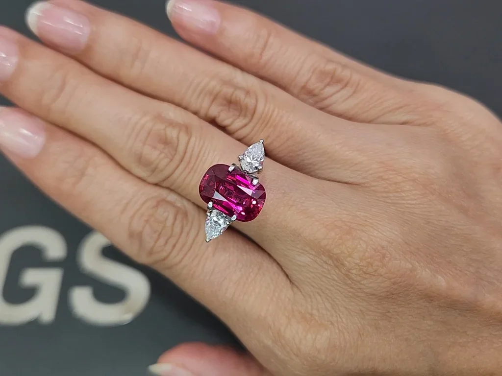 Unheated Vibrant pinkish-red ruby in cushion cut 5.20 carats, Mozambique Image №5