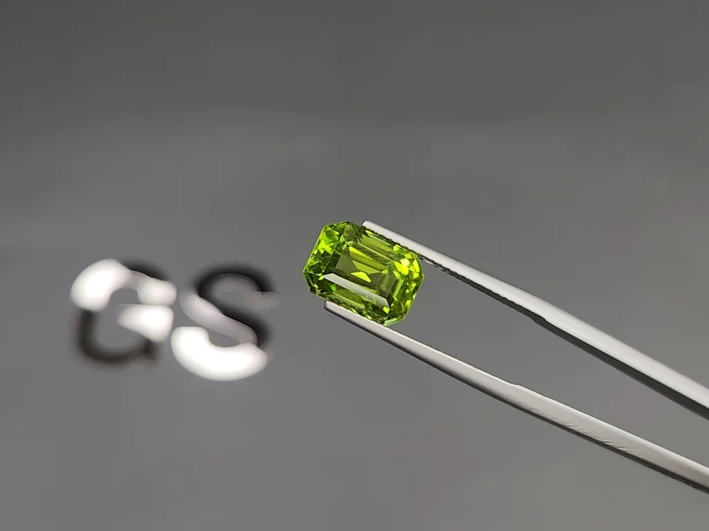 Peridot green yellow octagon cut 5.20 carats, Burma  Image №3