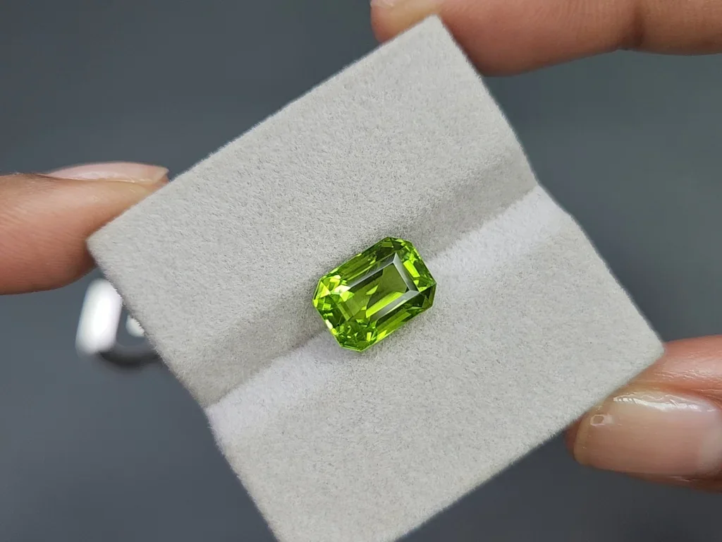 Peridot green yellow octagon cut 5.20 carats, Burma  Image №4
