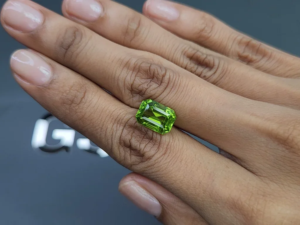 Peridot green yellow octagon cut 5.20 carats, Burma  Image №2