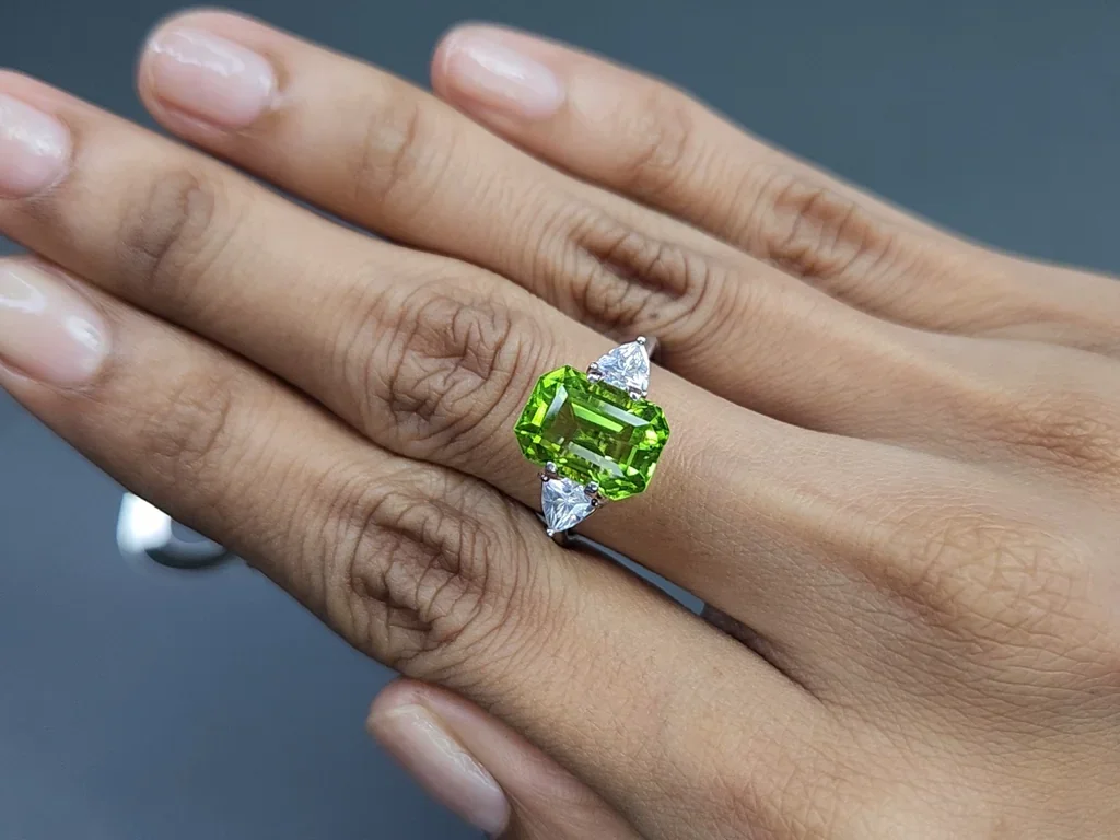 Peridot green yellow octagon cut 5.20 carats, Burma  Image №5