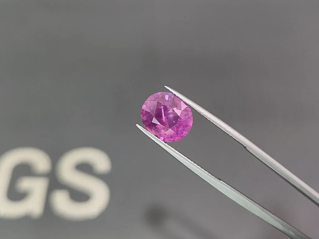 Pink spinel rutile silk effect oval cut  5.00 carats, Tanzania Image №3
