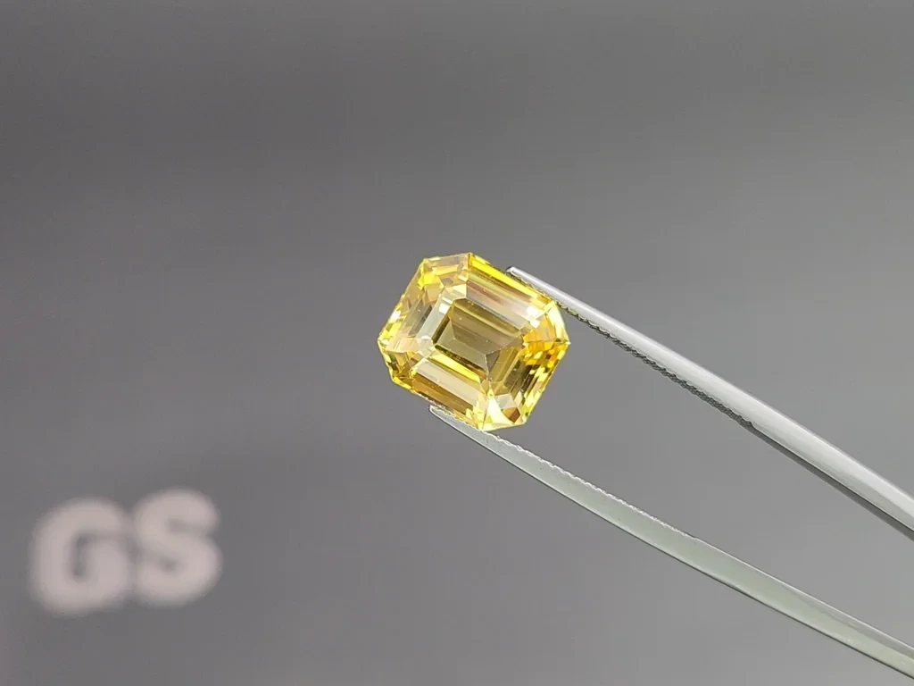 Unheated Golden Vivid Yellow sapphire in octagon cut  8.32 carats, Madagascar Image №3