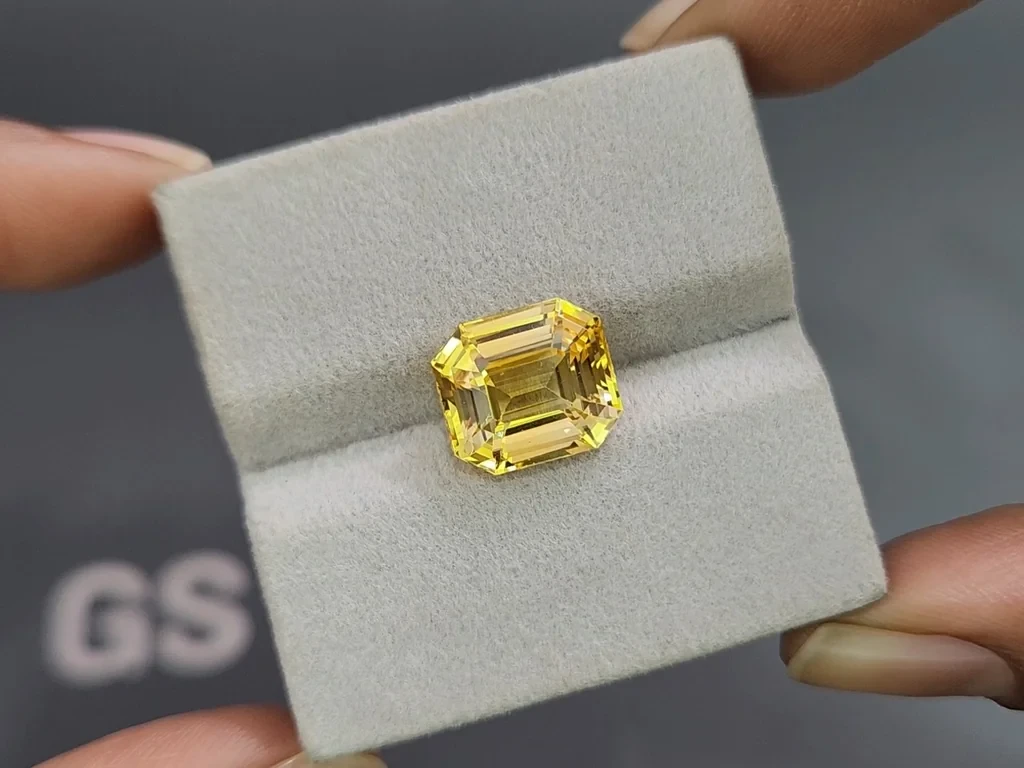 Unheated Golden Vivid Yellow sapphire in octagon cut  8.32 carats, Madagascar Image №4