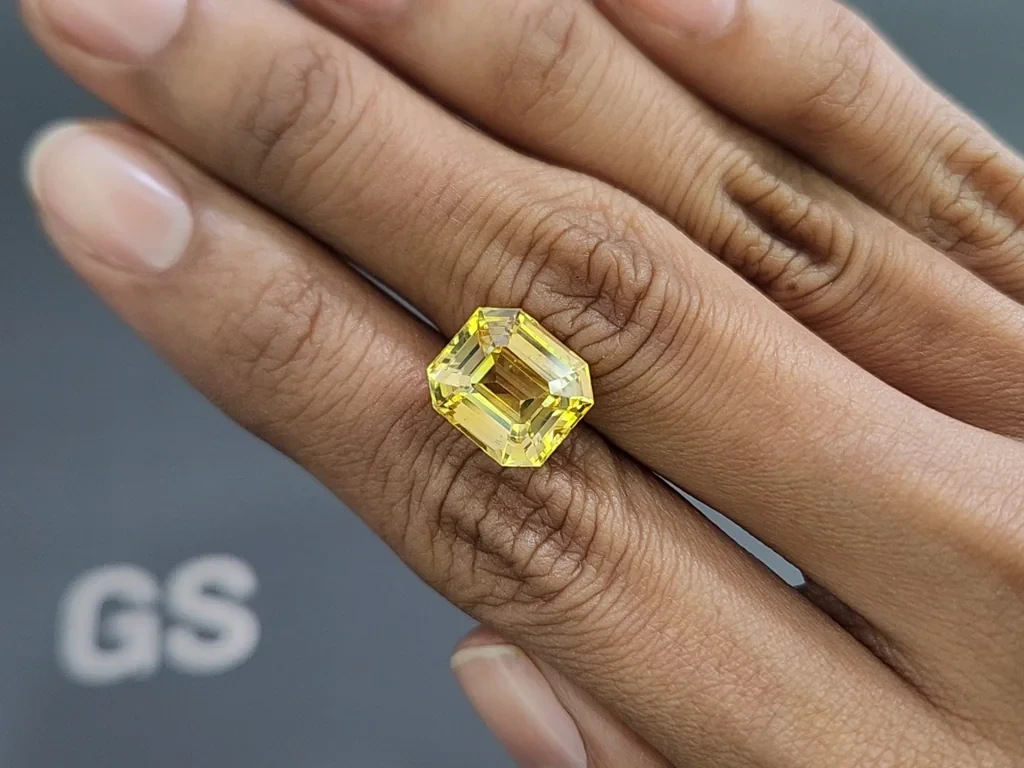 Unheated Golden Vivid Yellow sapphire in octagon cut  8.32 carats, Madagascar Image №2