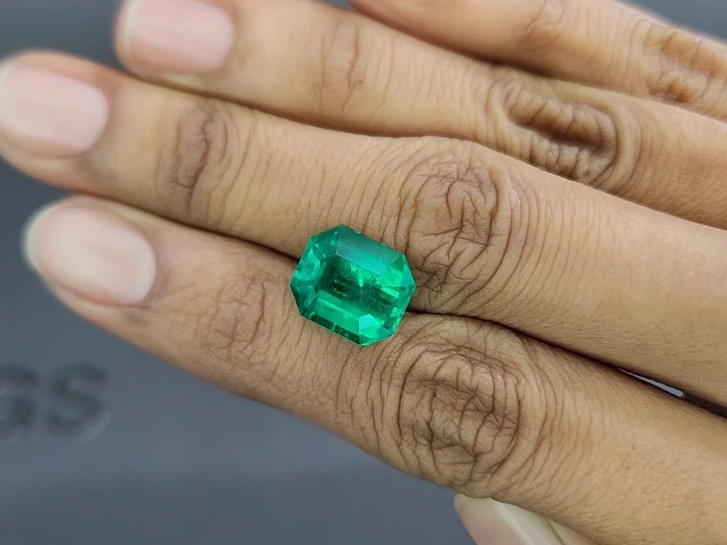Vivid Green emerald with rare Butterfly-wing effect Mariposa in octagon cut 5.67 carats, Colombia Image №2
