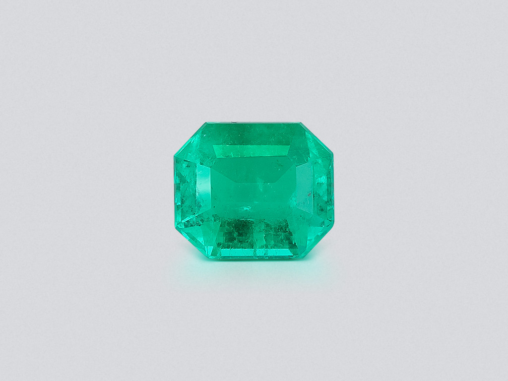 Vivid Green emerald with rare Butterfly-wing effect Mariposa in octagon cut 5.67 carats, Colombia Image №1