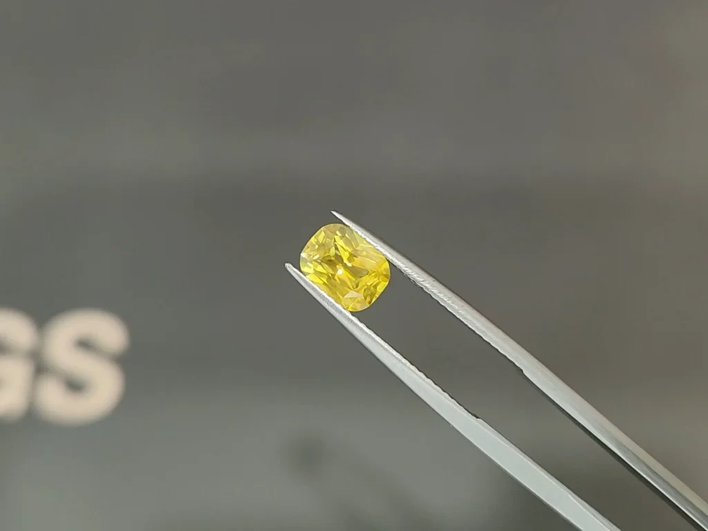 Sapphire Vivid Yellow  cushion cut 1.55 carats, Sri Lanka Image №3
