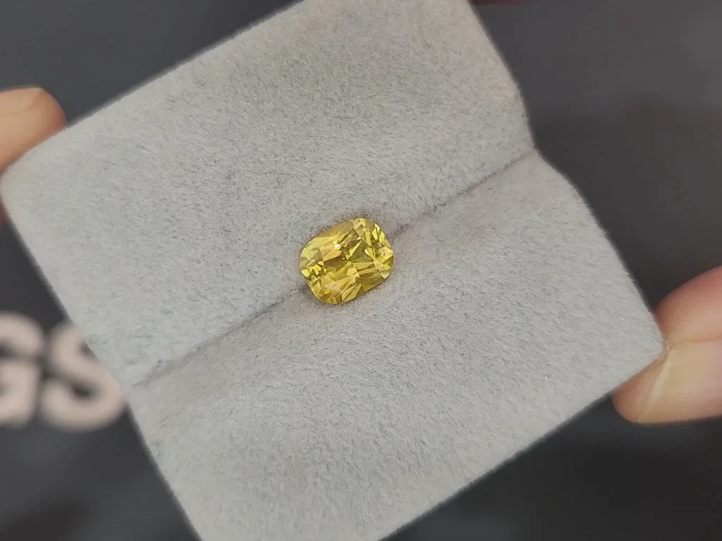 Sapphire Vivid Yellow  cushion cut 1.55 carats, Sri Lanka Image №4
