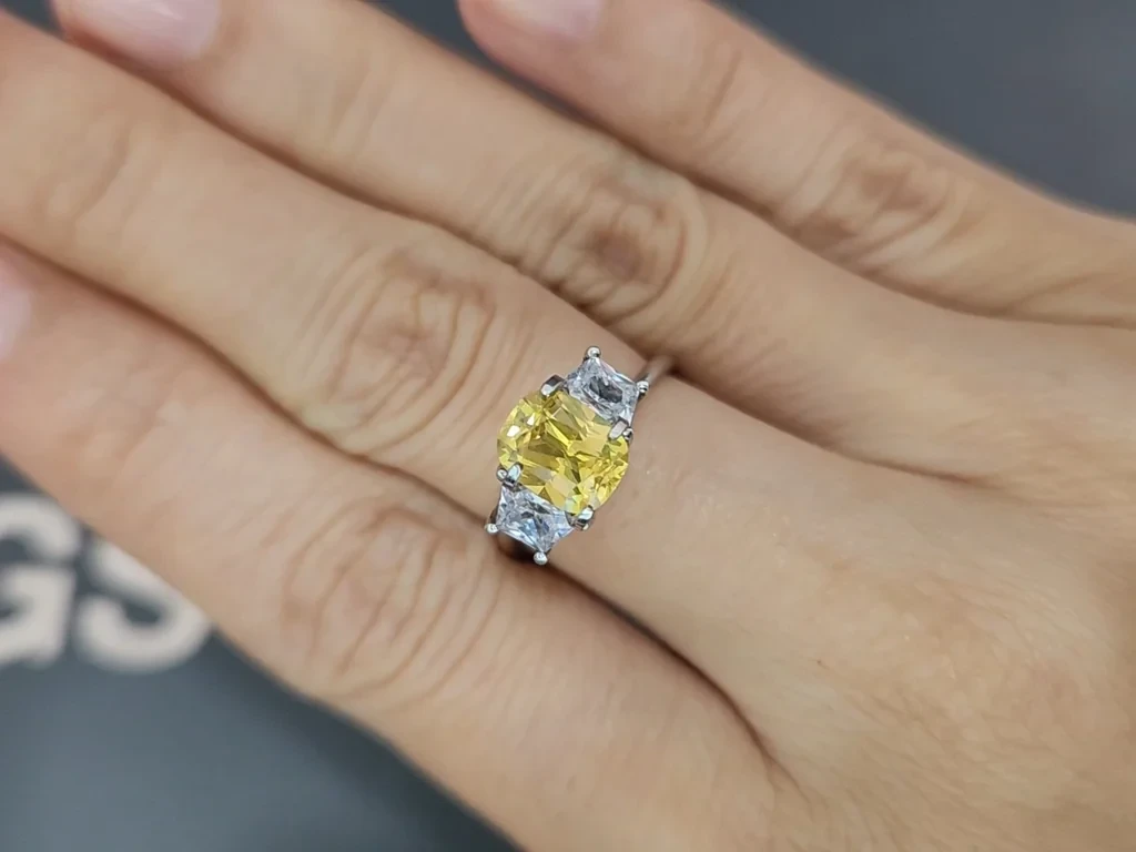 Sapphire Vivid Yellow  cushion cut 1.55 carats, Sri Lanka Image №5