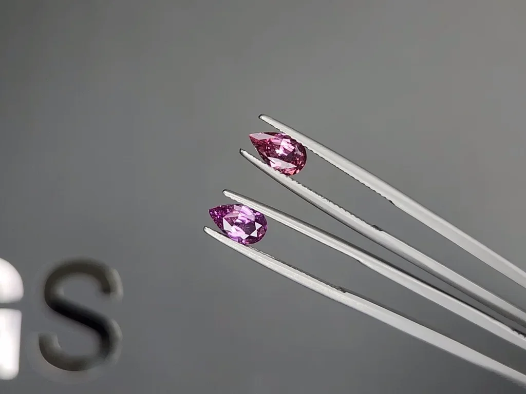Pair of unheated contrast pear cut sapphires 1.89 carats, Madagascar  Image №3