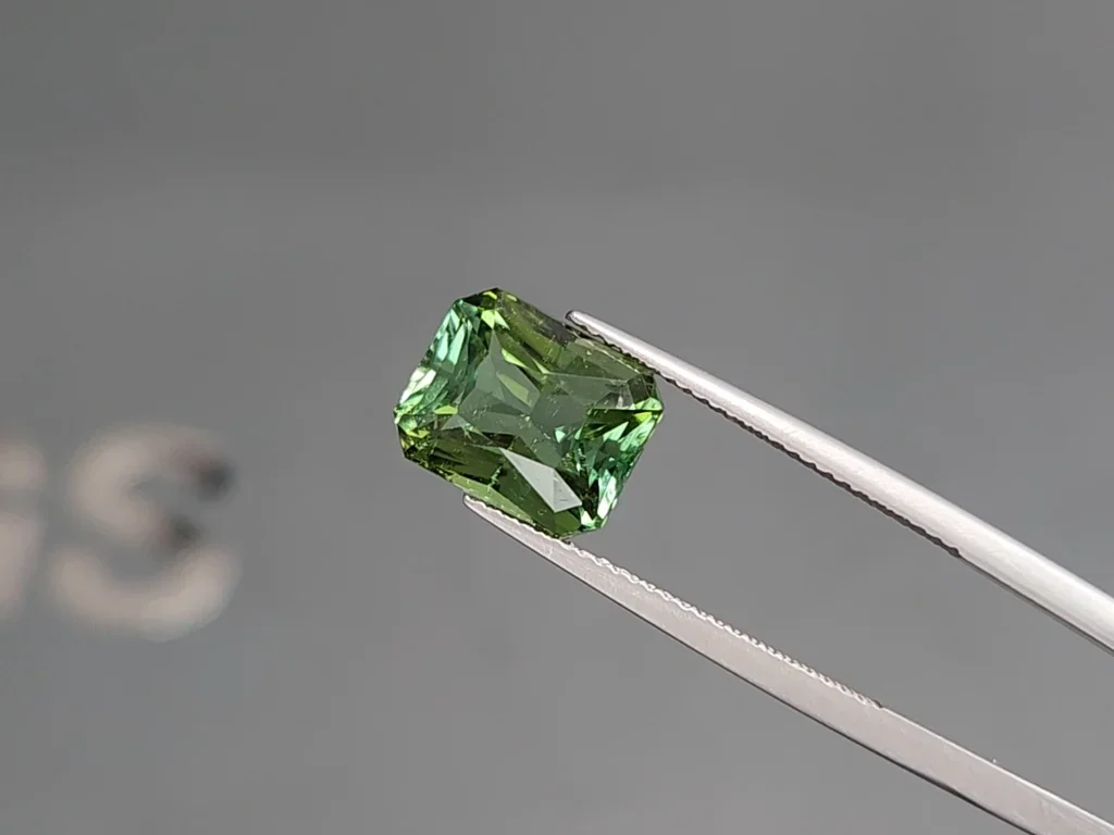 Green tourmaline radiant cut 5.60 cfrats,  Africa Image №3