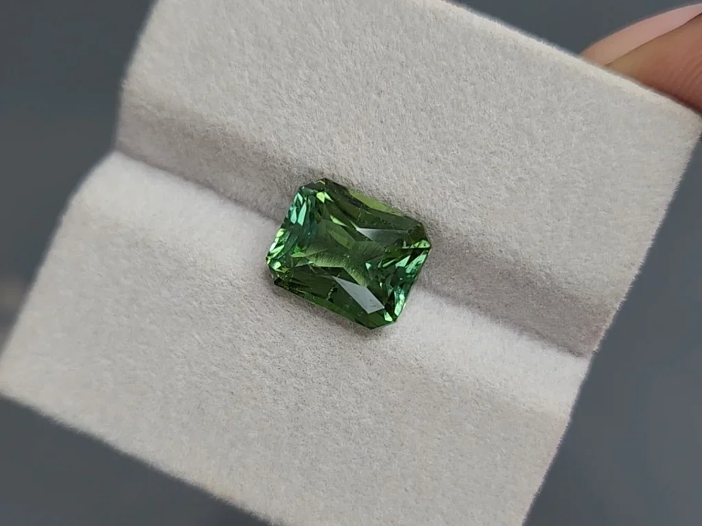 Green tourmaline radiant cut 5.60 cfrats,  Africa Image №4