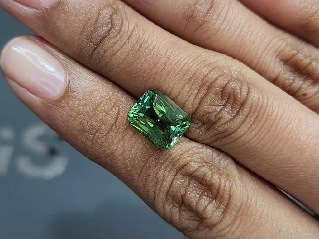 Green tourmaline radiant cut 5.60 cfrats,  Africa Image №2