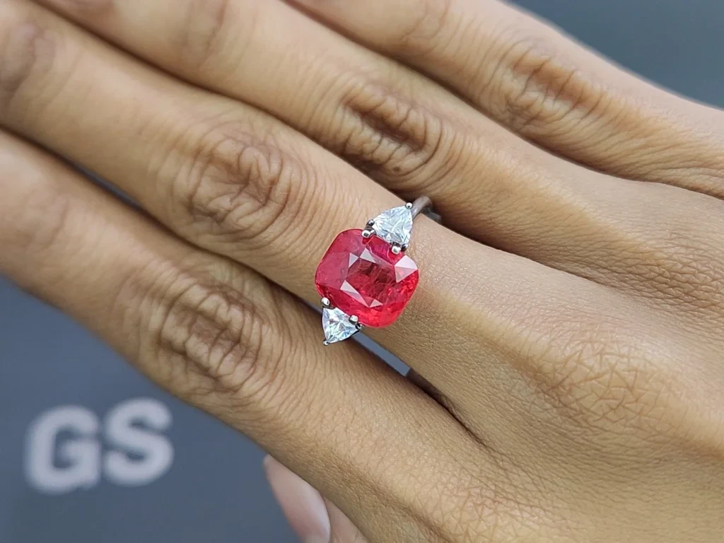 Intense red Mahenge spinel in cushion cut  5.11 carats, Tanzania Image №5