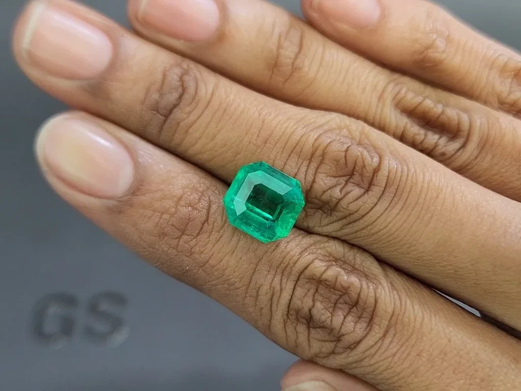 Intense green emerald in octagon cut 5.43 carats, Colombia Image №2